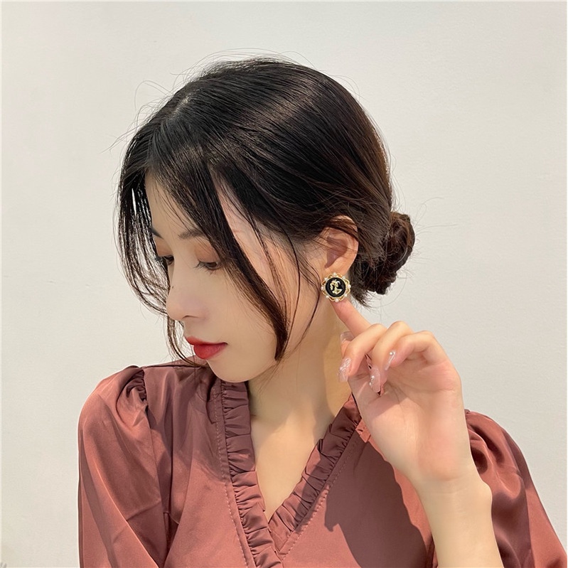 Khuyên tai kẹp không bấm lỗ chốt điều chỉnh K095 bằng hợp kim mạ vàng hình tròn đính hạt trai bigsize dáng ngắn Leous