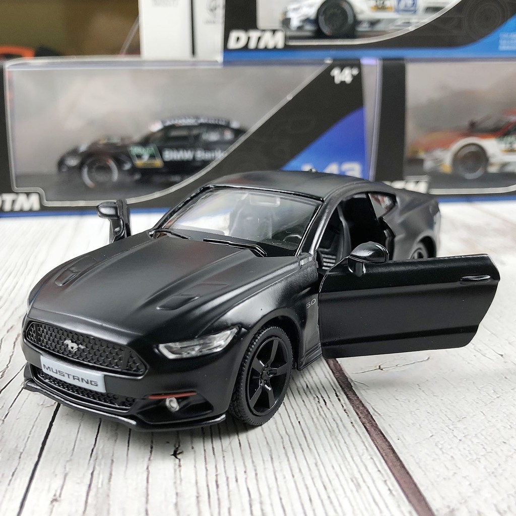 Xe mô hình Ford Mustang tỉ lệ 1:36 bằng hợp kim màu đen, có bánh đà, mở 2 cửa