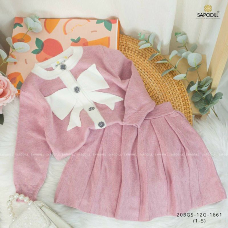 Set váy len gồm áo len nơ trắng và chân váy len hãng SAPODIIL cho bé gái 1-6y