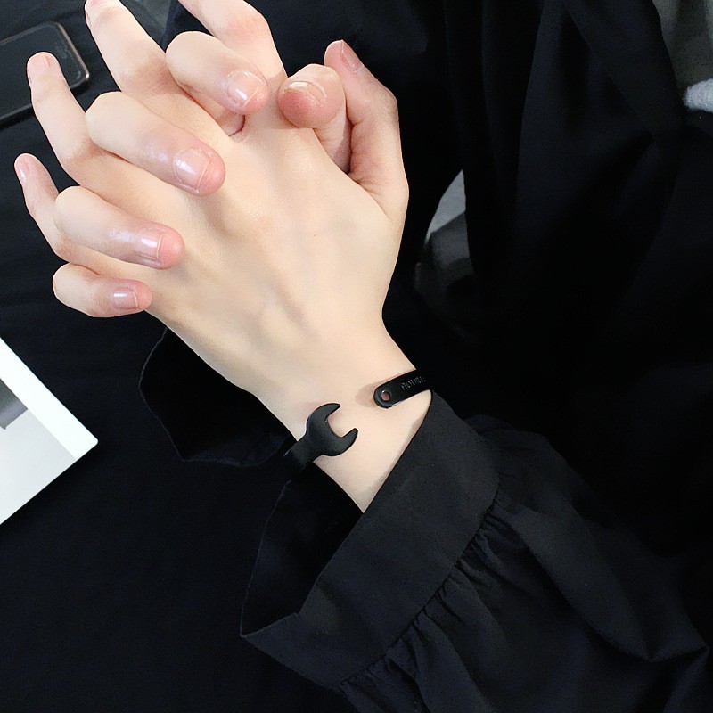 [siêu rẻ] Vòng tay nam nữ hở hình cờ lê VT004CL chất liệu titan