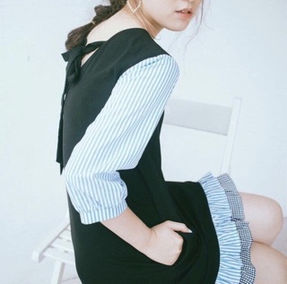 Đầm suông đuôi cá phối màu thắt nơ lưng 
