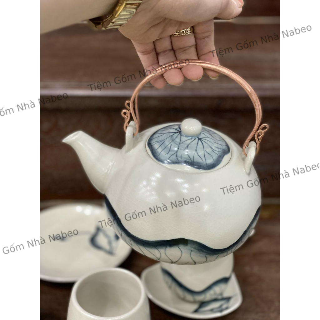 Bộ Ấm Chén Sen Tống Bát Tràng Vẽ Tay Thủ Công, Ấm Chén Đẹp Pha Trà, Dung Tích 650ml Quai Đồng & Quai Mây