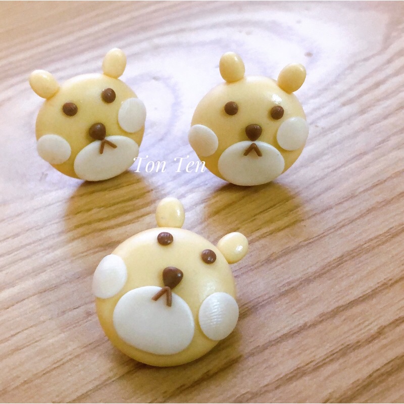 Móc Khoá Pin Huy Hiệu Cài Áo Đất Sét Gấu Vàng Má Phíng Handmade Quà Tặng Phụ Kiện Thủ Công Độc Đáo