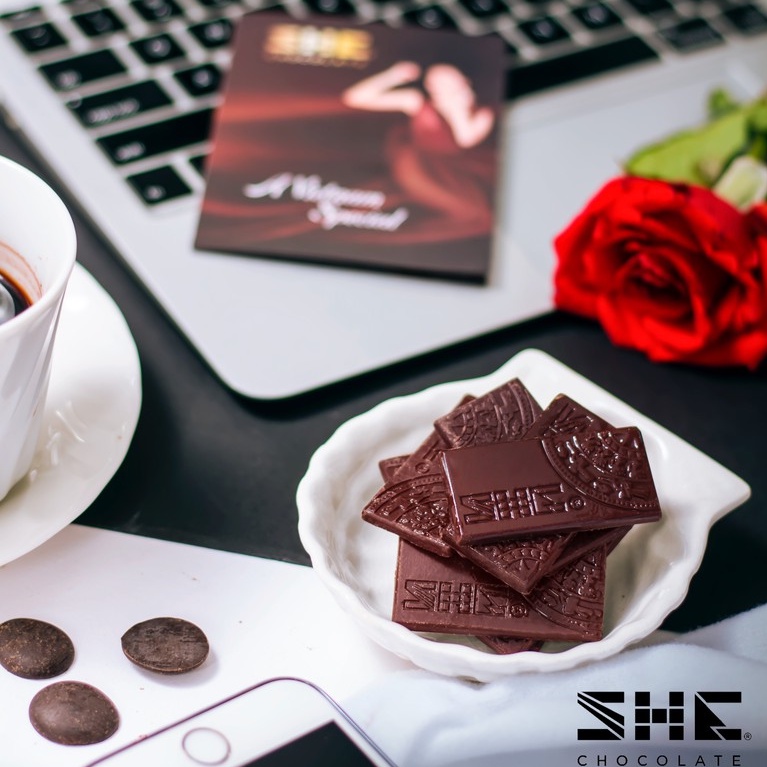Hộp 12 thanh socola nguyên chất - SHE Chocolate - hộp 48g - Bổ sung năng lượng, tốt cho sức khỏe. Quà tặng sức khỏe