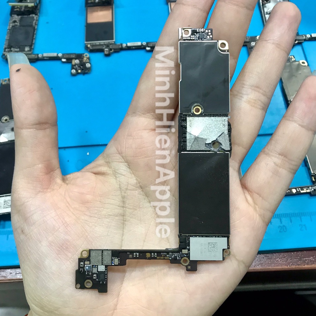 Main xác iPhone 7 đục lỗ, chỉ lấy được ic