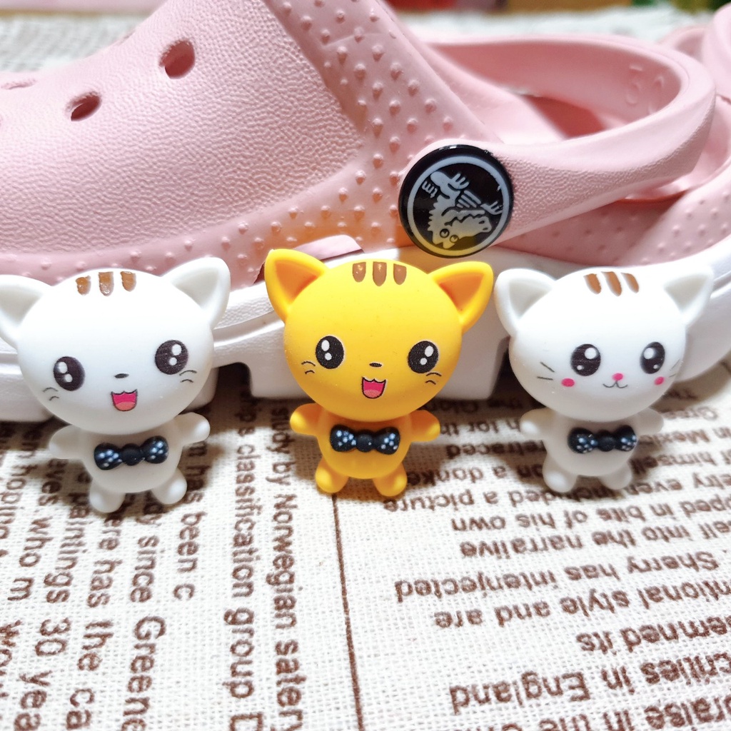 Sticker dán dép cross / nút gắn hkdesign mẫu MÈO trắng, vàng cute 3D TO đá cứng [3,5cmx3cm]