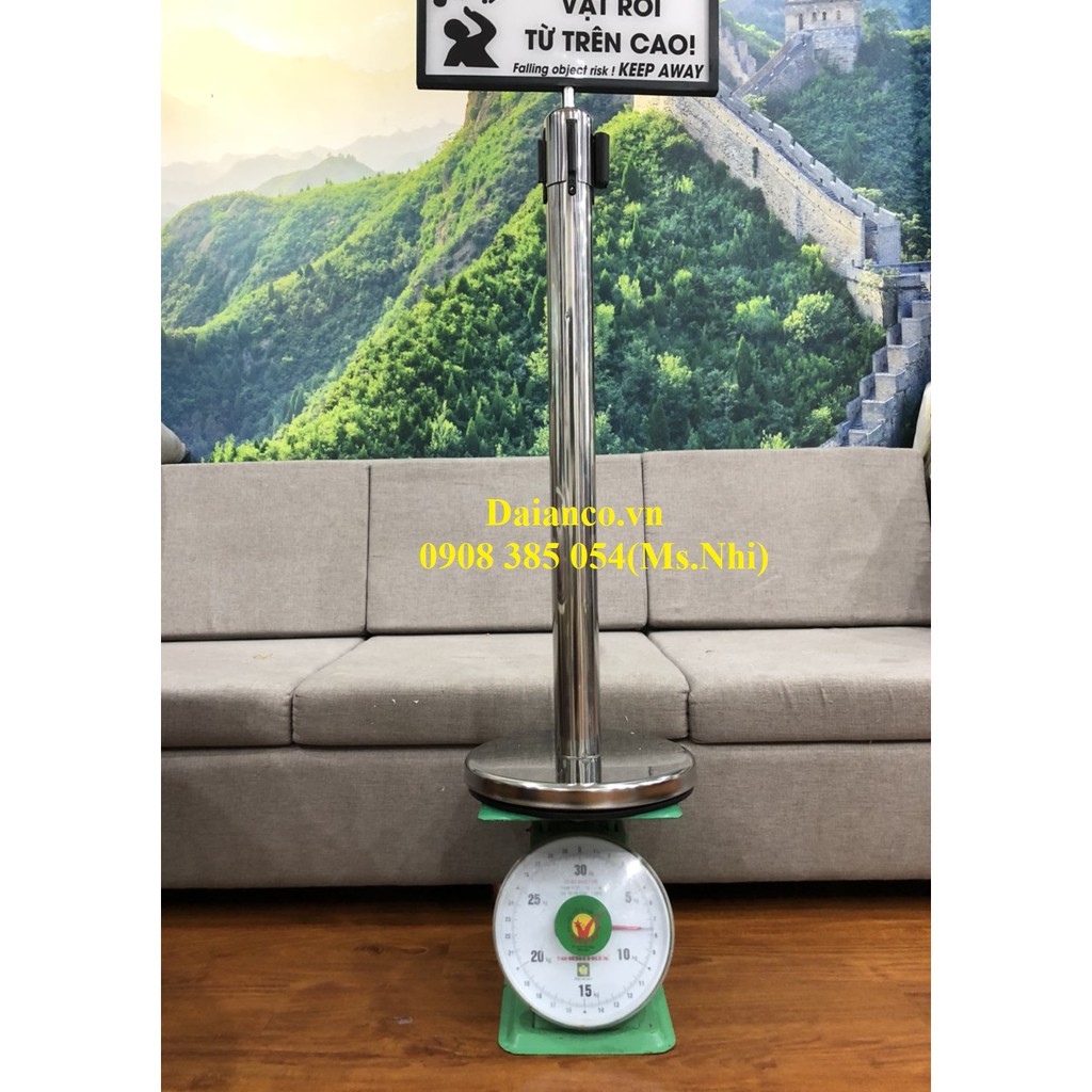 Cột rào chắn inox có dây căng dài 2,7m kèm bảng thông tin gắn trên đầu cột- Hình thật