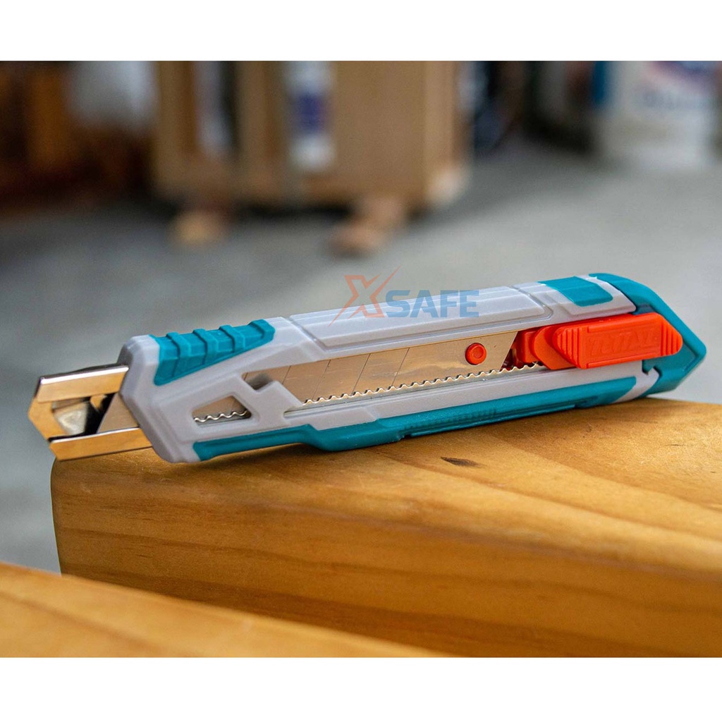 Dao rọc giấy cao cấp TOTAL THT511816 kèm 1 lưỡi dao chất liệu SK5, cắt giấy rọc băng keo thùng hàng bìa carton