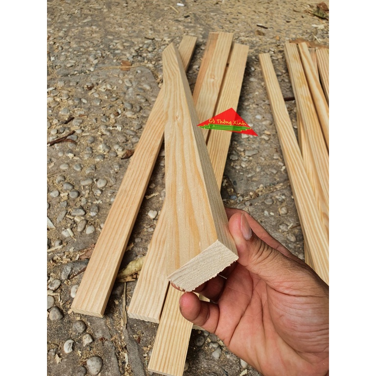Thanh gỗ thông vuông 2x4cm, dài 80cm bào láng 4 mặt đẹp dùng làm khung sườn, làm xương, trang trí