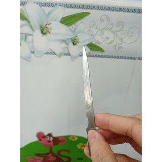 Dữa sắt dùng để lấy khóe móng chân cho salon nail
