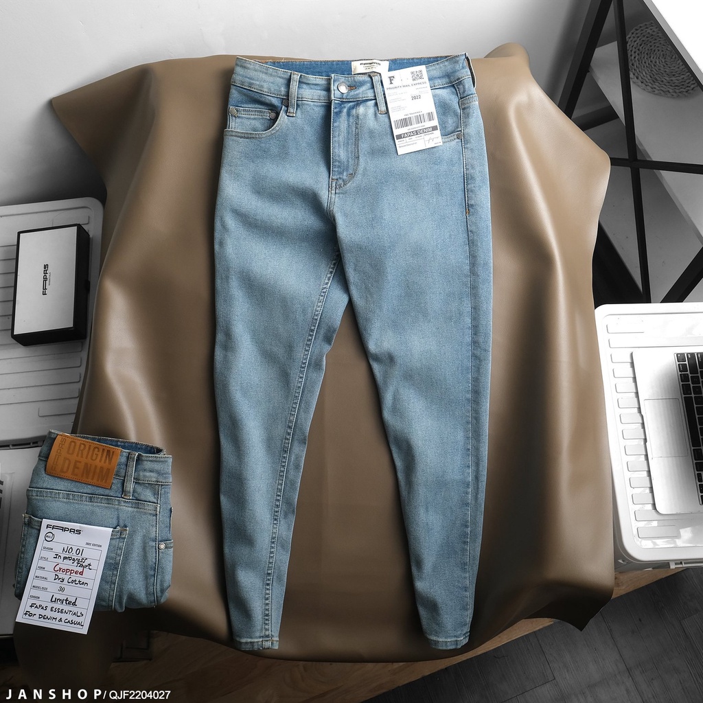 Quần jean form ôm skinny được fit ngắn ống hơn và cộc hơn, nhưng vẫn giữ độ ôm gọn trẻ trung, năng động tone màu xanh