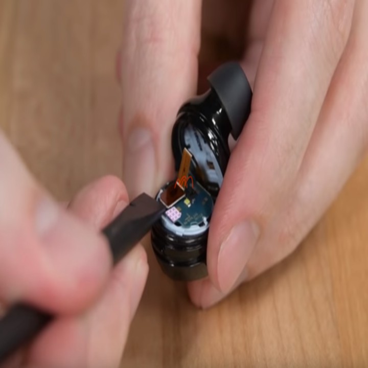 Thay pin tai nghe Samsung Galaxy Buds+