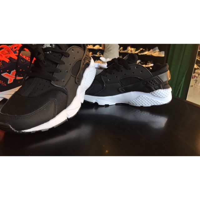 Giày sneaker đen đế trắng