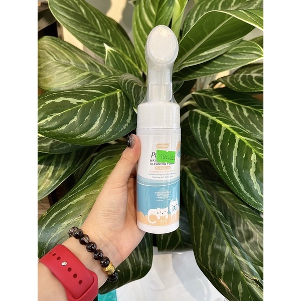 Bọt nước làm sạch chân cho thú cưng