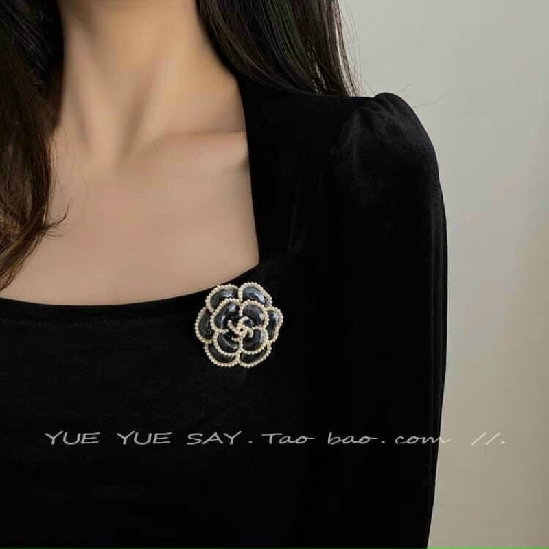 Ghim gim cài áo đính Ngọc trai giả hình hoa trà màu trắng đen thời trang cho nữ