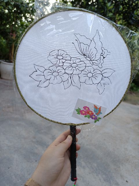 Quạt lụa tô màu