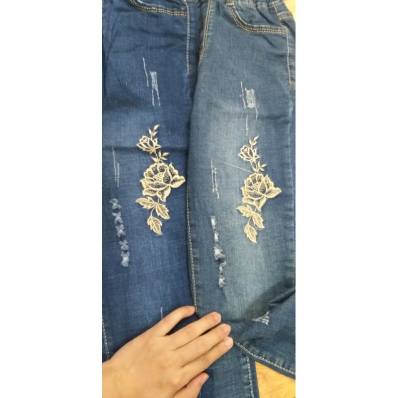 Quần bò jeans dài thêu hoa cho bé gái 17-24kg