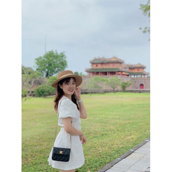 Váy nữ cổ chữ V họa tiết dập nổi thanh lịch ngọt ngào nữ tính, Đầm gấm trắng cúc ngọc tiểu thư dáng xòe, TONGKHOQUANAONU
