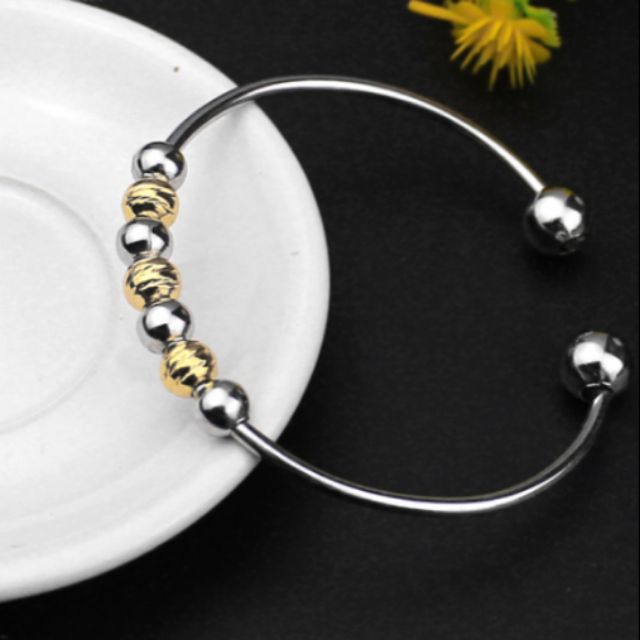 Vòng tay nữ inox kiểu bi chạm chiếu mạ vàng cách điệu