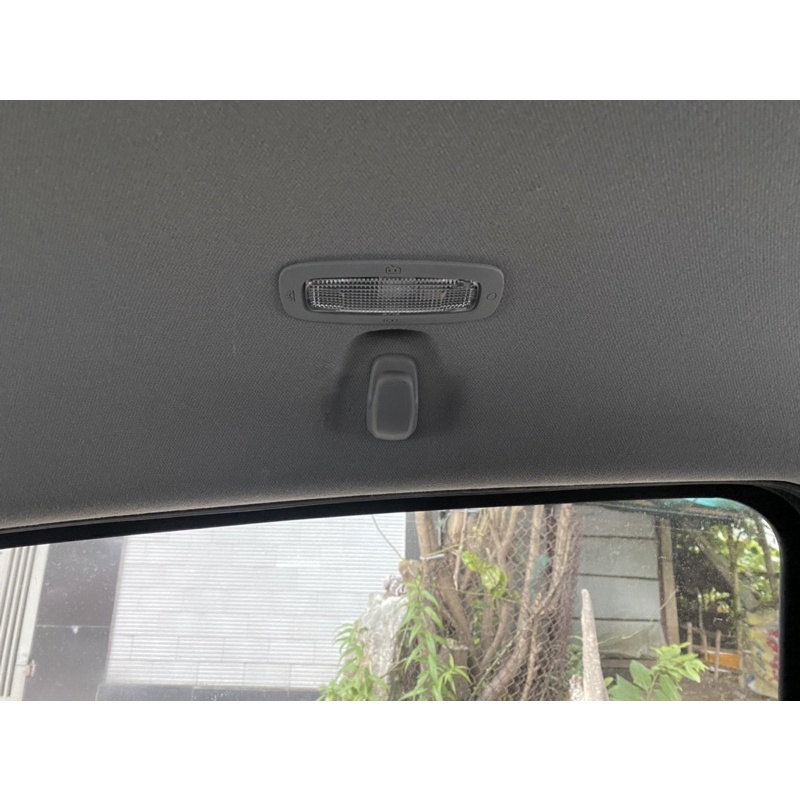 Đèn trần hàng ghế sau Vinfast Fadil tặng kèm dao và khuôn rạch trần