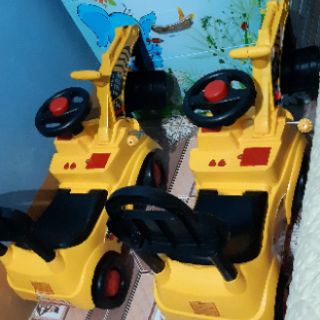 Xe xúc cẩu chòi chân
