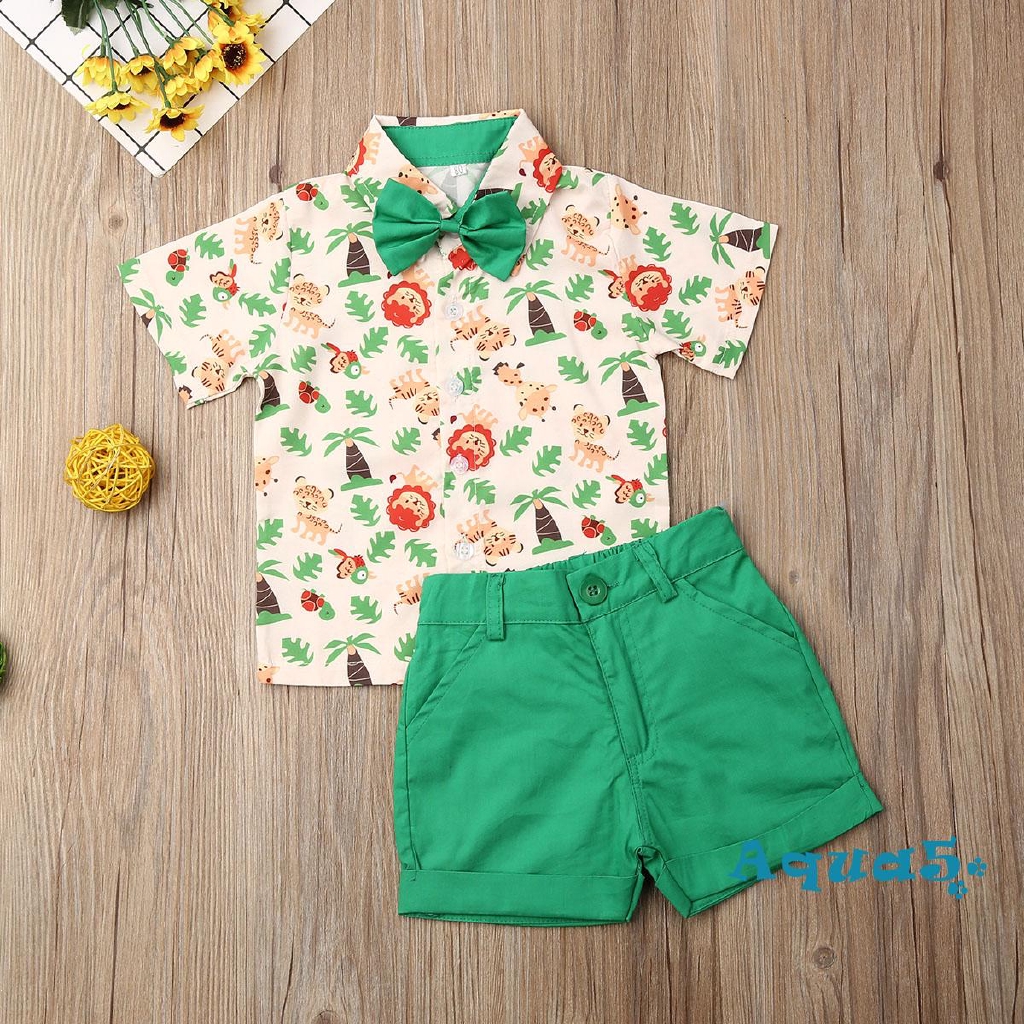 Bộ trang phục 2 mảnh gồm áo sơ mi tay ngắn in hình động vật và quần ngắn màu xanh lá dành cho trẻ em
