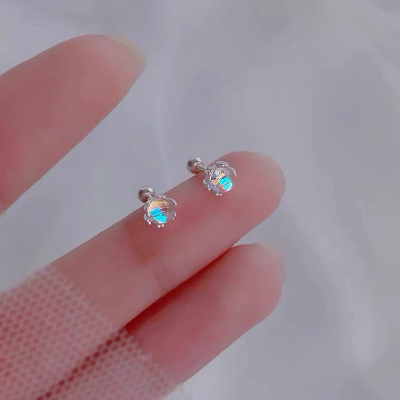 1 chiếc bông tai đá màu chốt bi