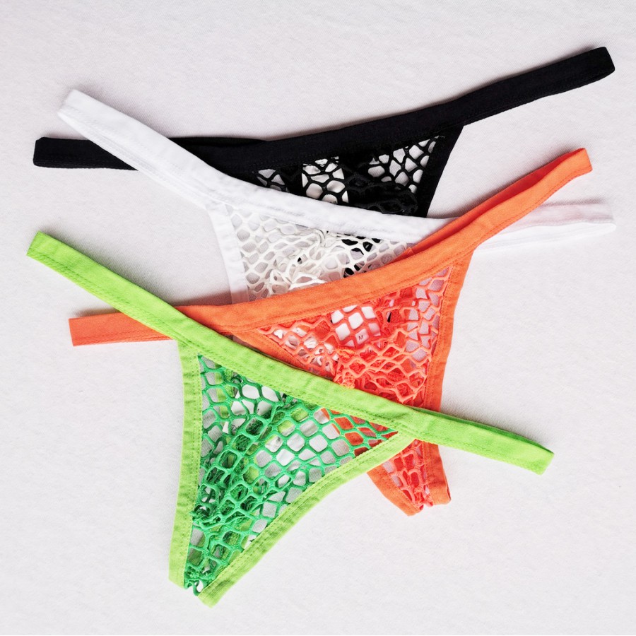 Quần lót nam lọt khe hở lưng quyến rũ