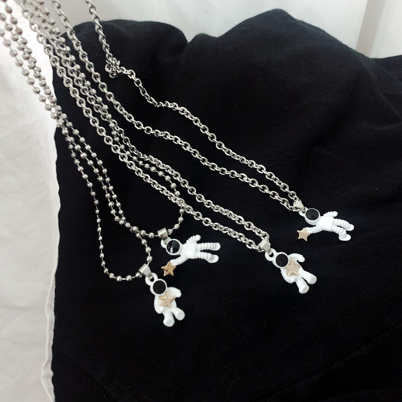 Vòng Cổ Mặt Hình Phi Hành Gia Độc Đáo Cho Cặp Đôi