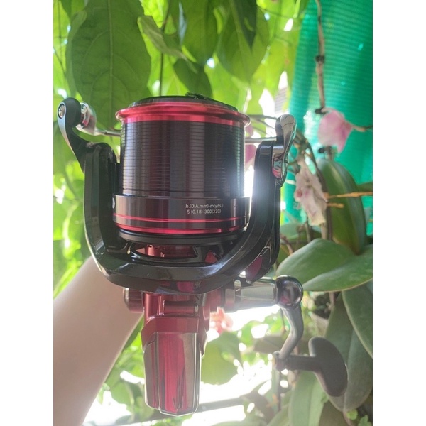 Máy câu chính hãng Daiwa Emblem Surf 35 3 cối