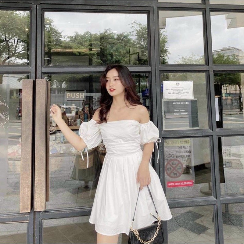 Đầm trắng xoè mặc được 2 kiểu xếp ly trước ngực