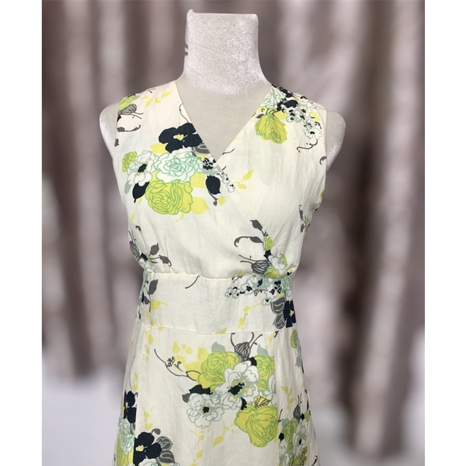 Đầm linen hoa chéo ngực xoè nhẹ