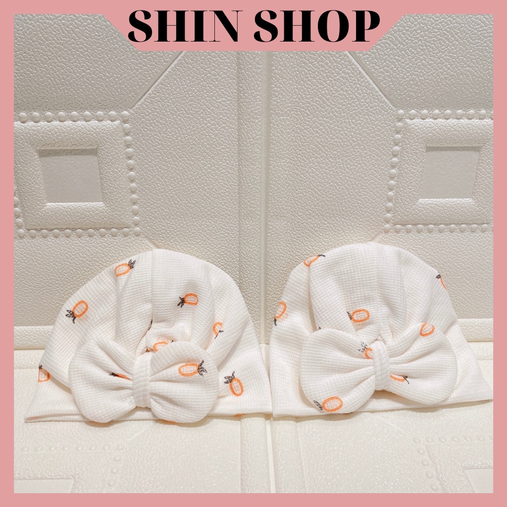 Mũ, nón turban đính nơ đáng yêu, dễ thương cho bé gái từ 6 – 10 kg màu trắng kem họa tiết quả dứa SHINSHOP MTB144