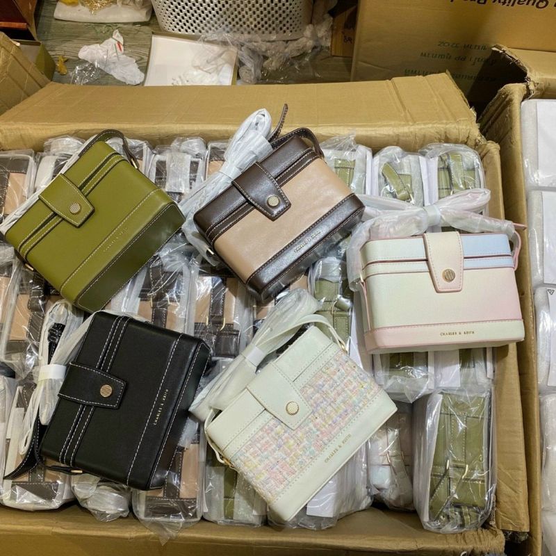 Túi đeo chéo Charles & Kieth