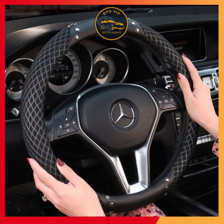Bọc vô lăng xe ô tô đính đá kẻ lưới sang chảnh logo vương miện-thiên nga size 38cm