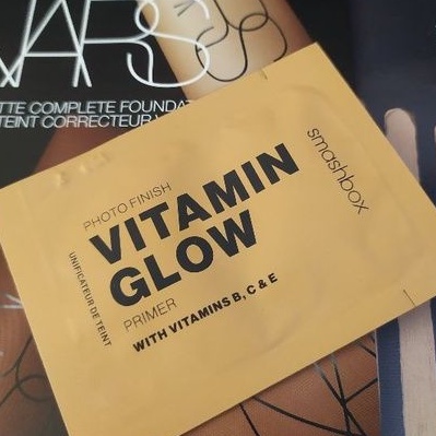 Sample kem lót Kiểm Soát Dầu Che Phủ Hoàn Hảo Smash box Vitamin Glow Mẫu thử 1,5ml
