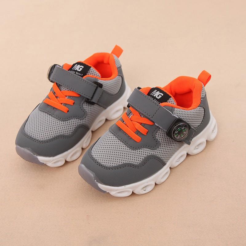 Giày thể thao có đèn LED hiện đại kiểu dáng thông thoáng cho bé yêu