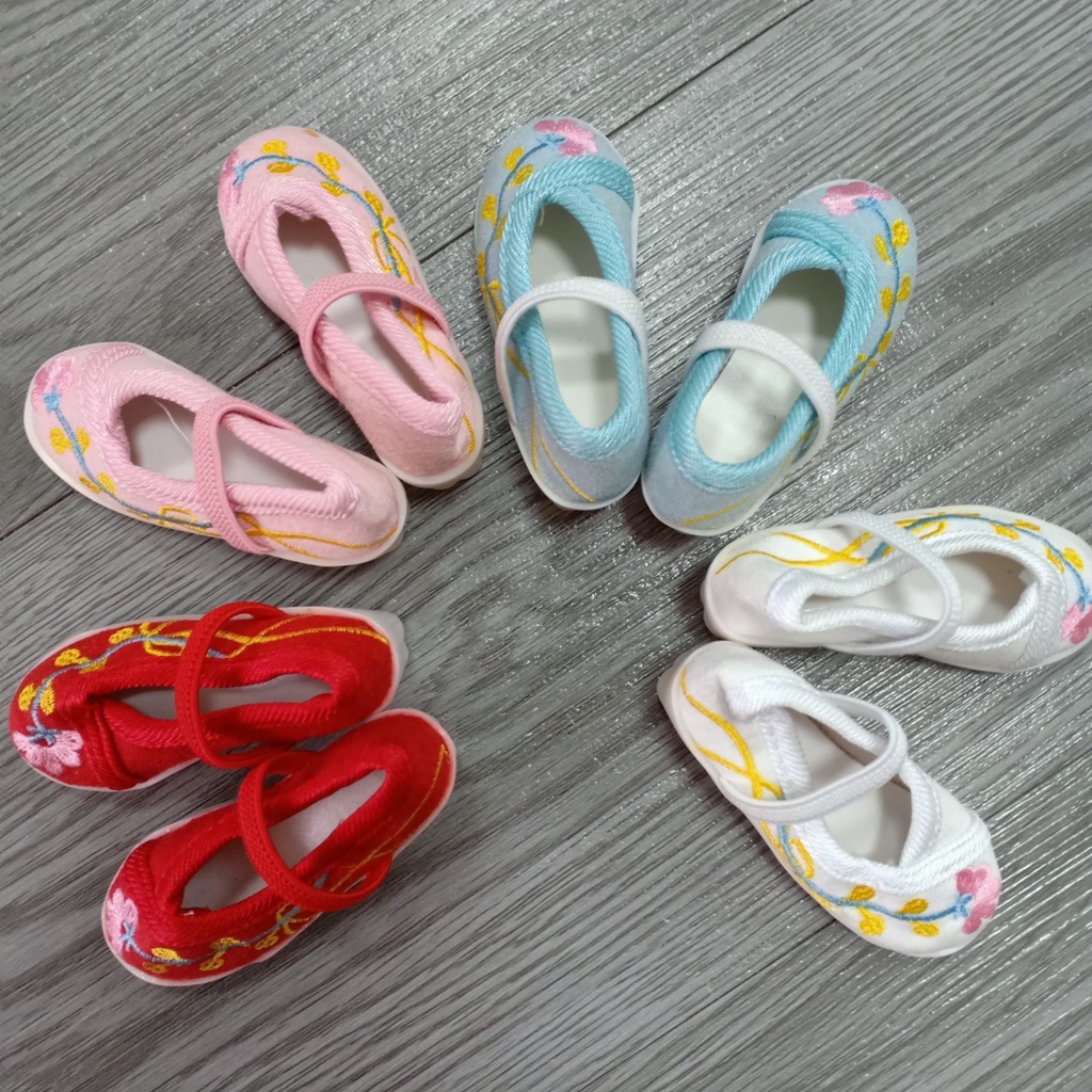 Các mẫu giày cao gót thêu hoa 5 phân cho búp bê 60cm
