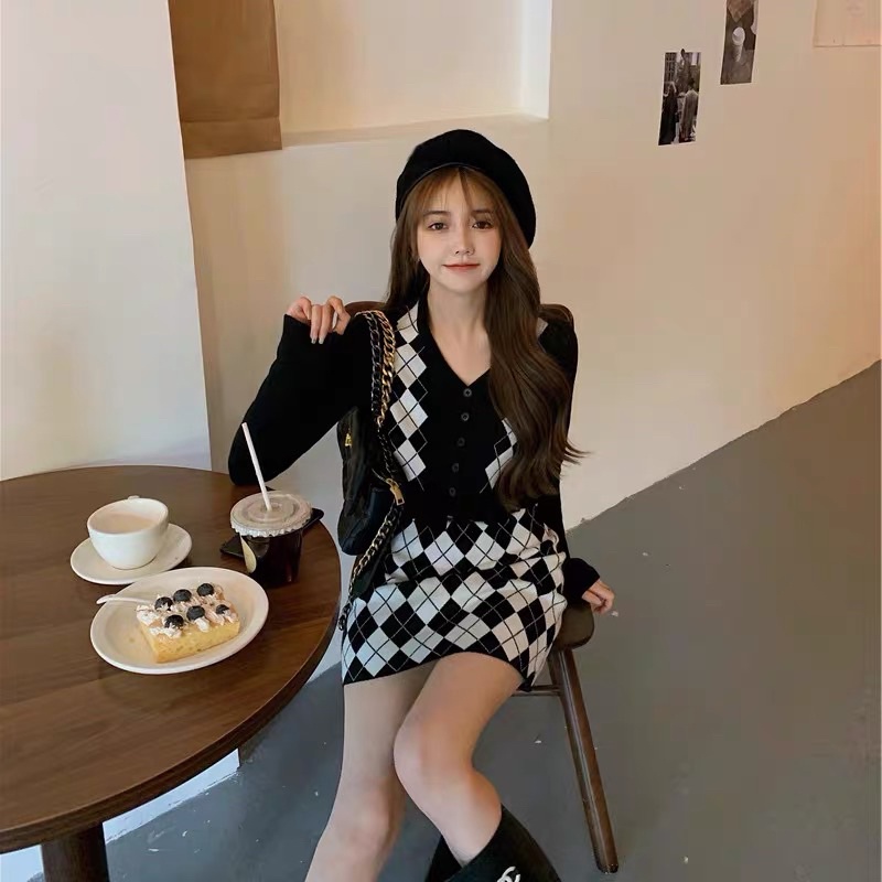 Set len quá trám hai món áo crop trắng dài tay lai bèo quả trám kèm chân váy len chữ A