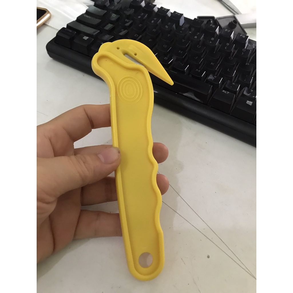 Dao cắt màng quấn PE, bóng khí,túi nylon (màu vàng)