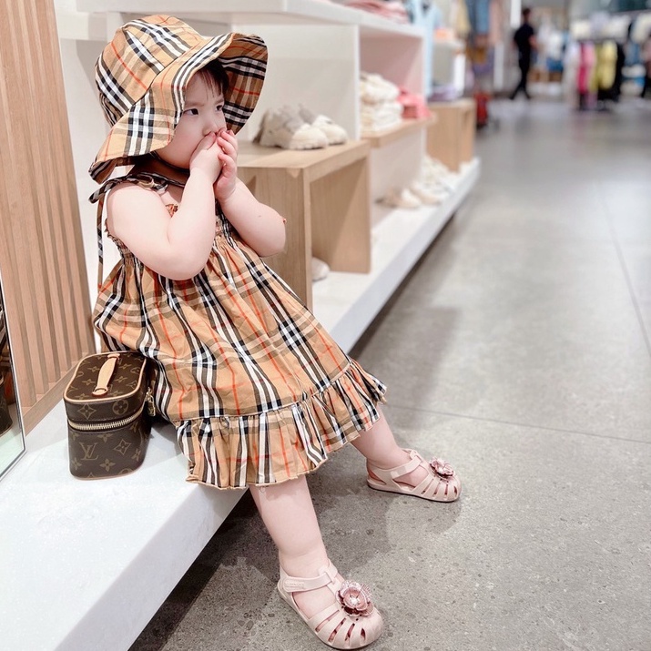 Váy buberry cho bé, đầm 2 dây bé gái kèm mũ tuban họa tiết caro chất thô mềm mịn (X26) | BigBuy360 - bigbuy360.vn