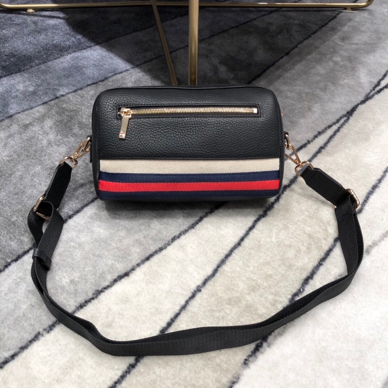 Túi đeo chéo nam Trang trí dây vải màu đỏ, trắng và xanh mang tính biểu tượng tinh tế thom browne