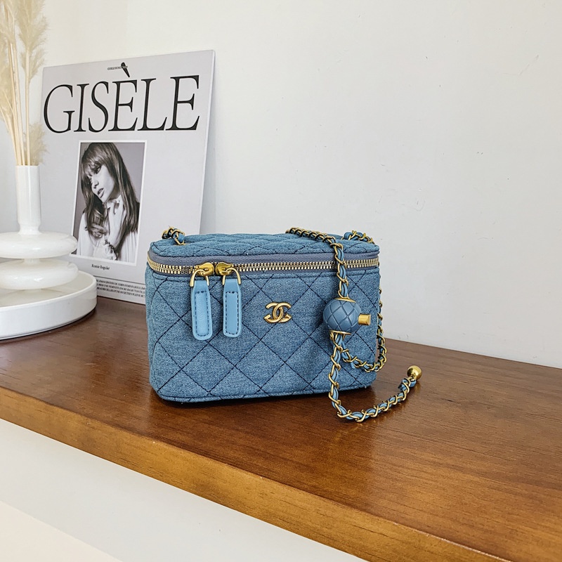 Túi Đeo Chéo Vai Đựng Mỹ Phẩm Có Dây Xích Thêu Họa Tiết Hình Thoi Phong Cách Mới Dành Cho Nữ