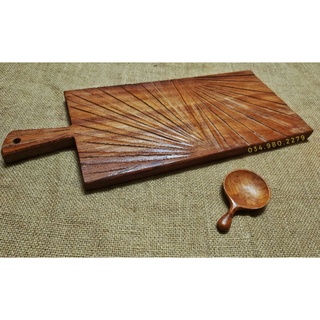 Thót gỗ tay cầm bày đồ ăn họa tiết mặt trời rất hợp bày thịt nguội, tiệc cheese, đồ coldcut hoặc steak