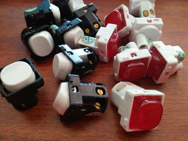 Công tắc, báo đèn, hạt mạng, hạt tivi Sino S18 hạt tròn