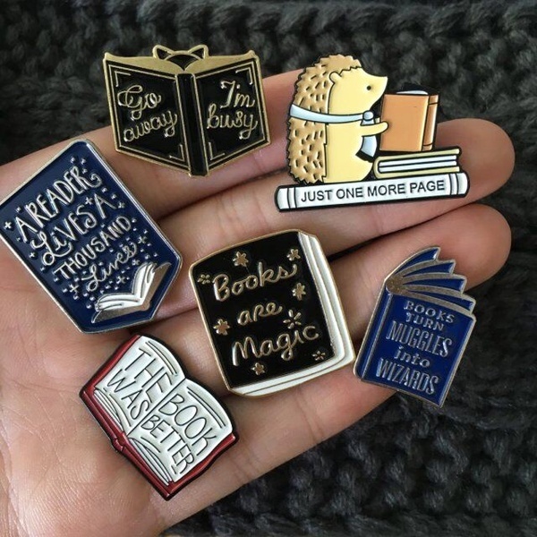 Ghim cài QIHE JEWELRY phong cách người yêu sách gắn ba lô/quần áo làm quà cho bạn bè