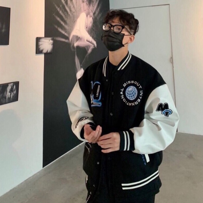 Áo bomber tay phối da họa tiết chữ M form rộng unisex - Áo khoác nam nữ  tay da kiểu cúc bấm trẻ trung | BigBuy360 - bigbuy360.vn