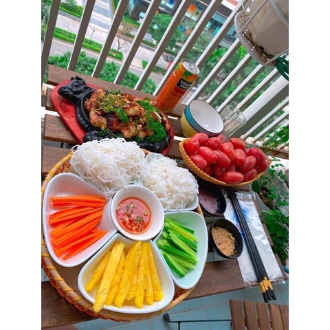 Bộ đĩa 5 cánh hoa đào sứ,  trái tim bát tràng kèm khay mây