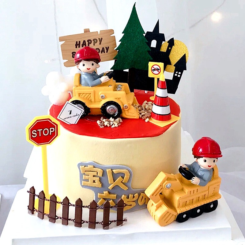 Trang trí bé trai lái máy xúc nhựa