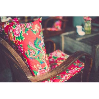 Vỏ gối tựa, gối ôm họa tiết con công - phong cách vintage bao cấp